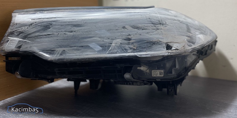 Far pre reparacije: zamućeno, izgrebano staklo